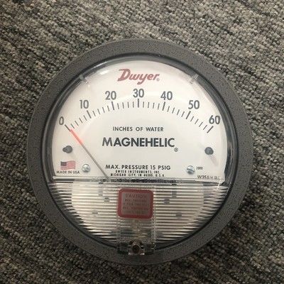 Series 2000 Magnehelic Differential Pressure Gage with Mechanical Operation IP67 Weatherproof Rating and ±1% FS Accuracy